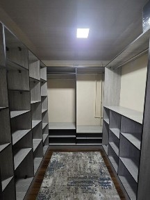 Продаётся 2 ком. квартира в центре.