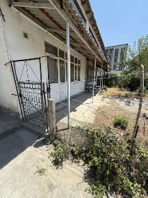 Китоб тумани марказида, Янгиобод кўчаси 7/6 3-ХОНАЛИ УЙ СОТИЛАДИ