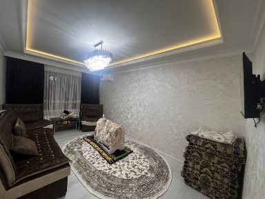 Срочна пролаётса 2 этаж 2/3 переделана комнатная квартира в Алгаритме