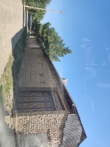 Уч тепада катта куча ёкасида. Уй курилиши тугалланмаган