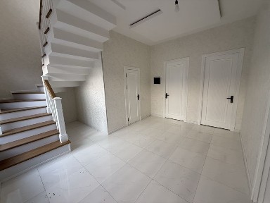 Uchaska Sergile Yuqori Darhon 1.7 sotix 5 ta xona + oshxona Evro remot