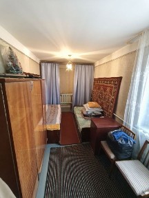 Уй сотилади 4 этажликдомнинг 4 этажи 2 хоналик з хона килинган.