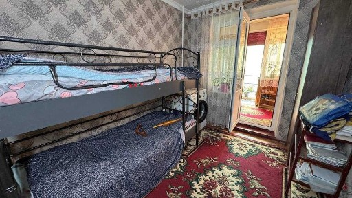 Заканал 28-мактаб 1 қаватда 2 хонали квартира сотилади. ID: 1455