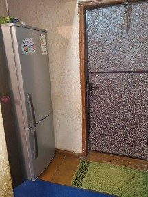 Срочно Продаётся 1 ком кв в чирчике 3 этаж находится в нижнем