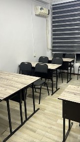 O'qituvchilar uchun tayyor tamirlangan parta doskalari bilan xona bor