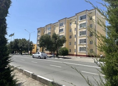 Нукус шахридаги Амфитеатрни олдидаги президентский кучага караган