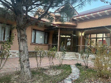 От города Чирчик 7км. Продам виллу на 10 сотках. Все коммуникации.