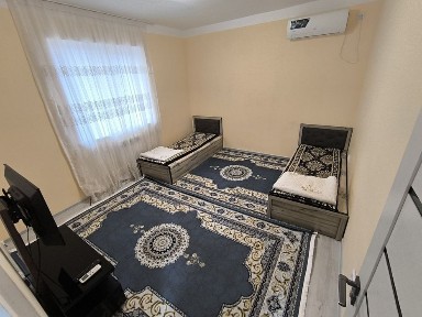 2 хонали квартира ижарага берилади. Янгийуль хамма шароитлари бор.