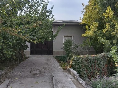 Уй сотилади узимни уйим яхши жойда жойдашган