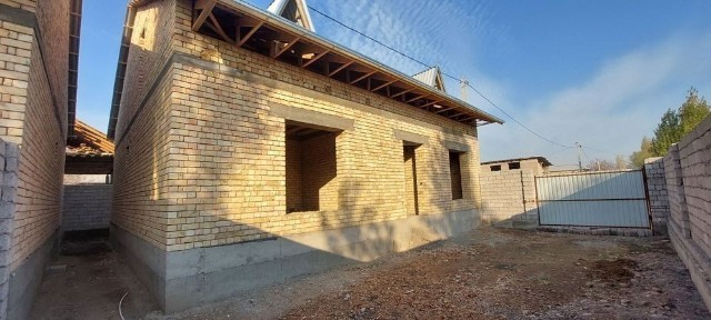 Срочно квартира нархида янги курилган ховли уйлар сотилади