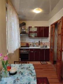 Юнусабад -8 2х комнатная квартира с обстан. переделанная в 3х. СЕТОР