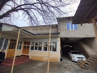 Сотилади Яшнабод ок уй 4.5сот 11 хона фасад 15 метр нархи 115000 у. е