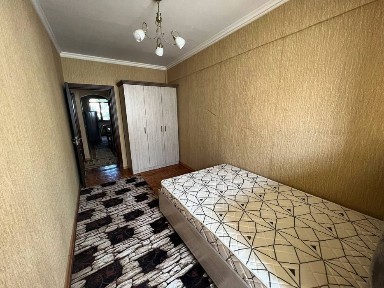 Срочный сдаётся квартира шайхонтохур район навоий Коча 3 комнита