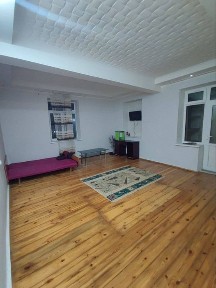 1 комнатная с мебелью и техникой в центре Чирчика