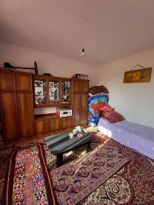 1 хоналик 2-этаж срочно сотилади янги гиштлик дом