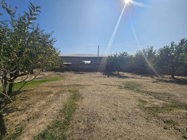 Қибрай тумани Узумзор маҳалласида 6 сотих 6 хона уй сотилади.