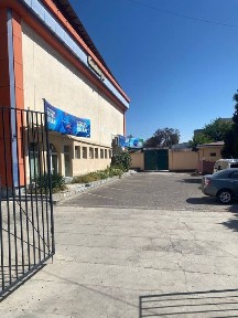 Уртачирчикский район Ийк-ота угловое 2-этажное нежилое здание 37-сотки