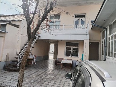 Komolon mahallada srochna uy sotiladi