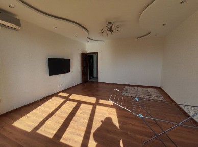 Лабзак, дом Ориентир: бывший МТС Рядом парк «Анх