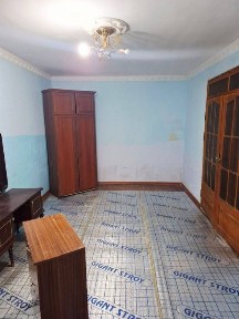 Продается 1 комнатная кв. 1й этаж. Партсъезд.