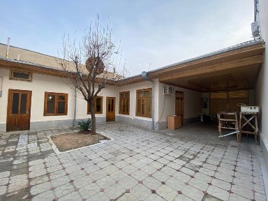 Shaharning markazida ajoyib ixcham hovli