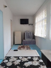 Сдаётся 2х ком кв в чирчике около 3 школы 1 этаж на питисотки