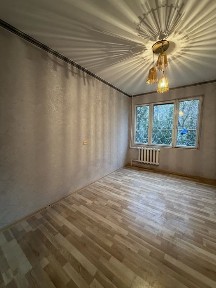 Sotiladi joy chilonxor 1 etaj 19kvartil 38kv ofis