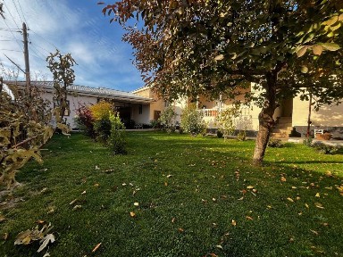 Чирчик шахрида ховли сотилади.