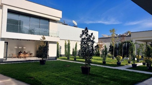 Дом в стиле хайтек в престижном районе