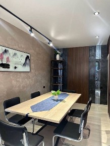 Продается офис с еврормонтом мебелью в центре вдоль дороги !