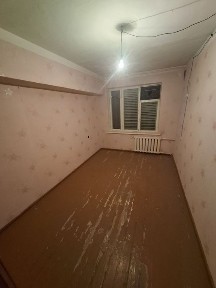 Продаётся на Юнусабаде 4, 2/4/4 кирпич, б 2×6м, ориентир, Сезам