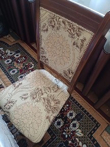 Продаётся 2 стола и стулья