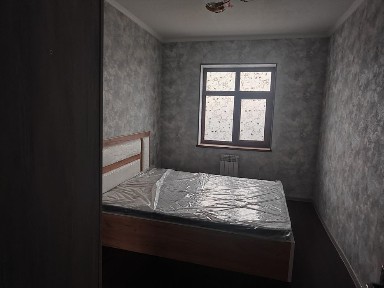 Оҳангарон шаҳрида катта йўл бўйидаги 5 этажка домда 3 хонали квартира