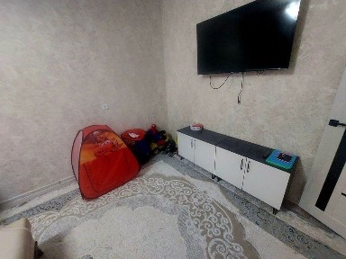 Текстиль бурч аптекаси оркасида 2 хонали квартира ижарага берилади!