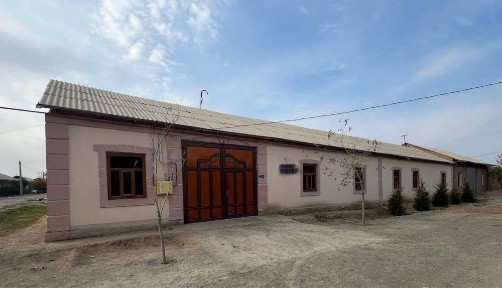 Hovli sotiladi. Farhod savxozdan mostni oldida joylashgan.