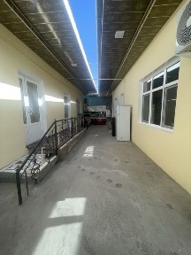 Uy Yangiyolda joylashgan