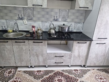 Yangi qurilgan uydan ijaraga xonadon bor. Qarshi shahri markazida.