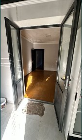 Ургенч шахар марказида уч хонали квартира офис учун ижарага берилади.