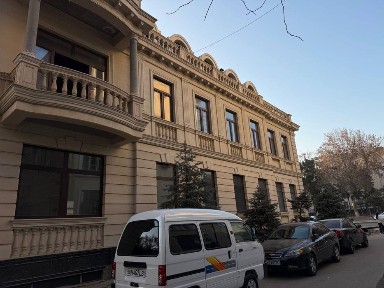 Шота Руставели вдоль дороги здание