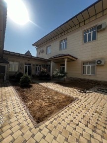 Шахар марказида ховли