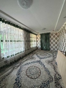 Yangibozor oldida xovlili uy sotiladi