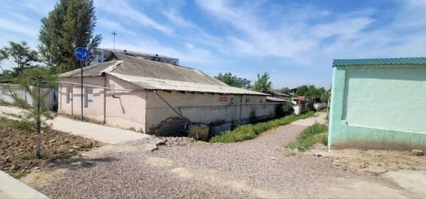 Продаётся под слом угловой, квадратный участок 8 соток. Тойтепа
