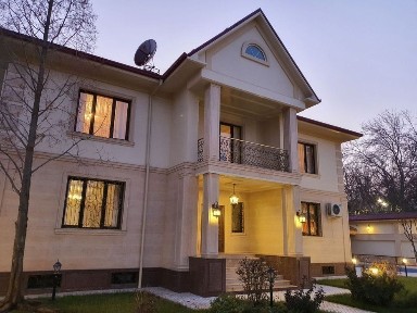 Maksim Gorki Lunachariskida uchastka sotiladi