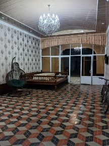 Uyda svet gaz bor pishigʻ gʻisht plitadan qurilgan