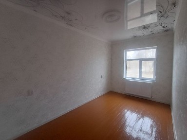 Kamarovada 3 xonali uy sotiladi