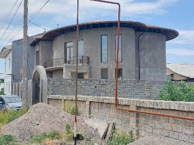 Учқахрамон постдан ўтиб Гулистон масжити орқасида ҳовли сотилади