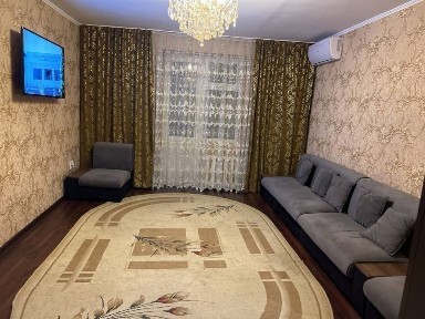 Продается квартира возле ЦУМ а 3/4/4 обстановкой 75 квадрат
