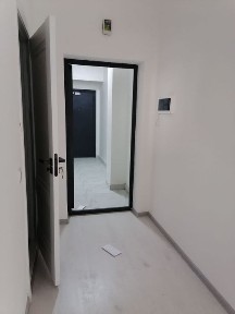 Продается 3 комнатная квартира 1 этаж 16 этажный дом. Урикзар базар.