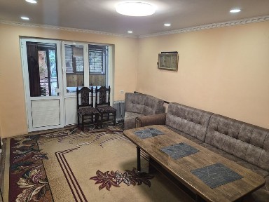 Frunze massivda Begoniya magazini yaqinida 2xonali gishtli uy sotiladi