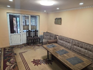 Frunze massivda Begoniya magazini yaqinida 2xonali gishtli uy sotiladi